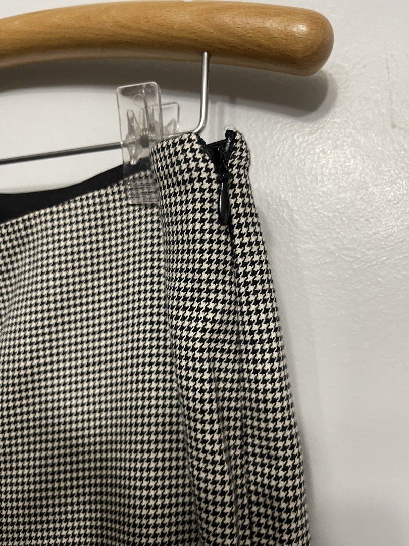Zara Basic Houndstooth Pants Trouser Size M (Category: Other Bottoms) located in General Trias. Submitted by 1992thelabel (Listing ID 1468834838, Image 3). Description: - Brand: Zara Basic - Style: Houndstooth print pants (black & white) - Size: EUR M - Details: Fitted silhouette, comfortable elasticated waistband, side zip closure - Origin: Made in Turkey - Condition: Excellent, clean fabric with zero flaws.