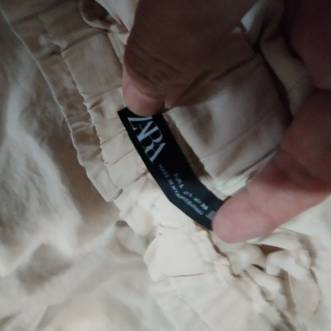 Zara Beige High Waisted Pants (Category: Jeans) located in Manila. Submitted by lene48 (Listing ID 1468726785, Image 3). Description: - Brand/Model: Zara beige pants - Size: L - Waist: Elastic waistband with cute tortoiseshell buttons - Fit: Relaxed fit with cuffed hems - Fabric: Soft and comfortable for all-day wear - Styling: Easy to match with basic tops and blouses.