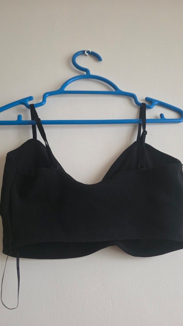 ZARA Black Crop Top (Category: Sleeveless) located in Las Pinas. Submitted by lovedbymariee (Listing ID 1468728261, Image 3). Description: Zara crop top size small.