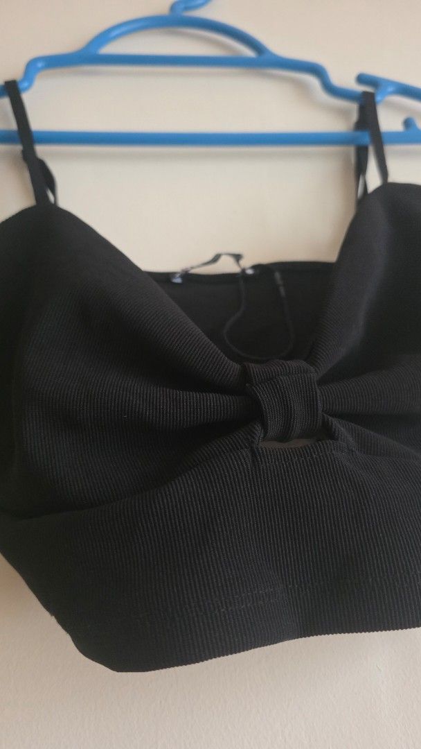 ZARA Black Crop Top (Category: Sleeveless) located in Las Pinas. Submitted by lovedbymariee (Listing ID 1468728261, Image 2). Description: Zara crop top size small.
