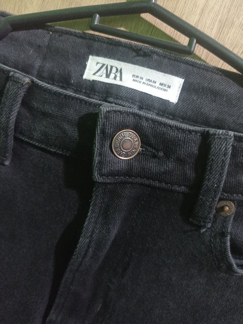 Zara Black Denim Jeans Size 4 (Category: Jeans) located in Tarlac. Submitted by allinoneshop2178 (Listing ID 1468743056, Image 2). Description: - Brand: Zara - Style: Washed black denim jeans with raw hem ankles - Size: EUR 34 / US 04 / MEX 24 - Material: Soft denim with comfortable stretch - Closure: Classic button closure and zip fly - Details: Back patch pockets with Zara denim label - Origin: Made in Bangladesh MEDIDA size :28 length:37 excel