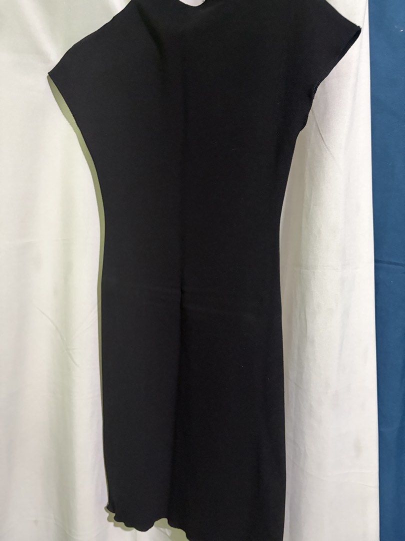 Zara Black Dress Size S (Category: Dresses) located in Manila. Submitted by prelovedbtsmerch_ph (Listing ID 1468724392, Image 1). Description: .