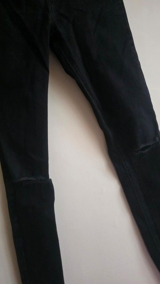 Zara Black Distressed skinny jeans (Category: Jeans) located in Las Pinas. Submitted by lovedbymariee (Listing ID 1468728529, Image 2). Description: .