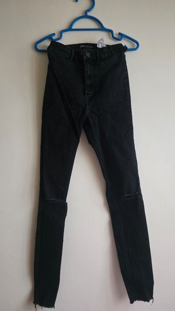Zara Black Distressed skinny jeans (Category: Jeans) located in Las Pinas. Submitted by lovedbymariee (Listing ID 1468728529, Image 1). Description: .