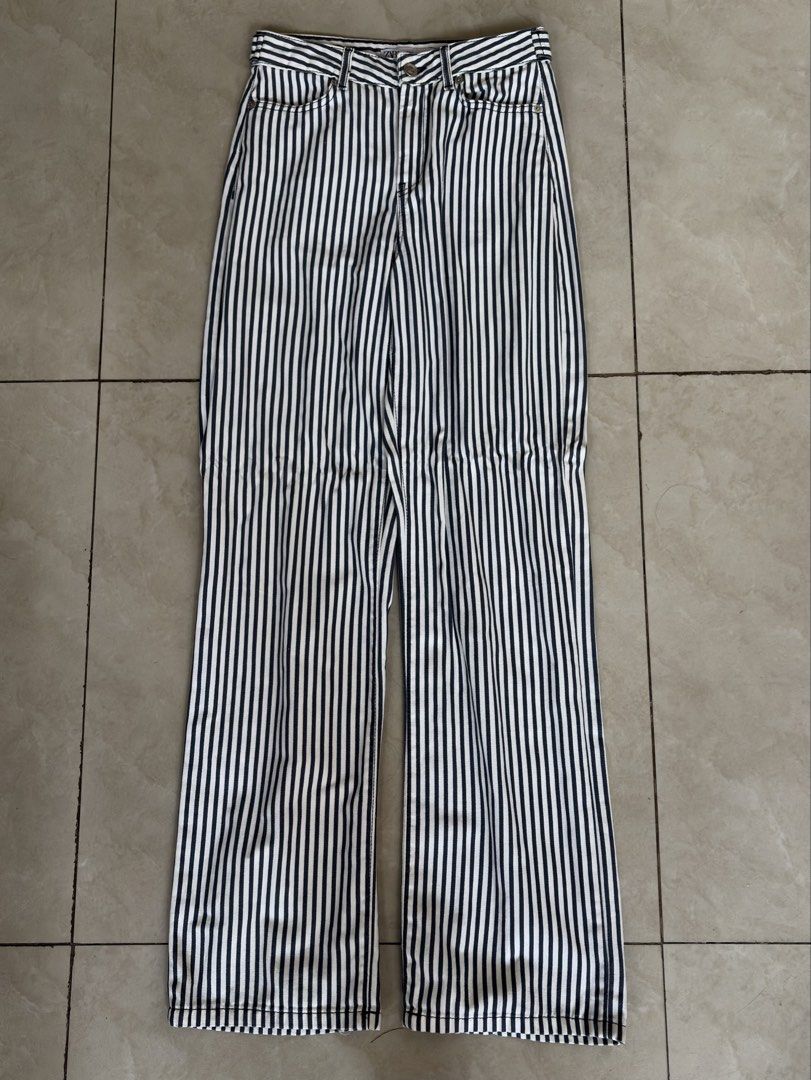 Zara Blue and White Striped Pants (Category: Jeans) located in Manila. Submitted by chrsinyourarea (Listing ID 1468798957, Image 1). Description: Brand: Zara Style: Blue and white vertical striped trousers with a straight cut leg fit Size: EUR 32, USA 0, MEX 22 Material: Denim Fabric Features: Button and zip closure, functional front and back pockets Condition: Used once. Kept in storage Please feel free to message for more photos :) .