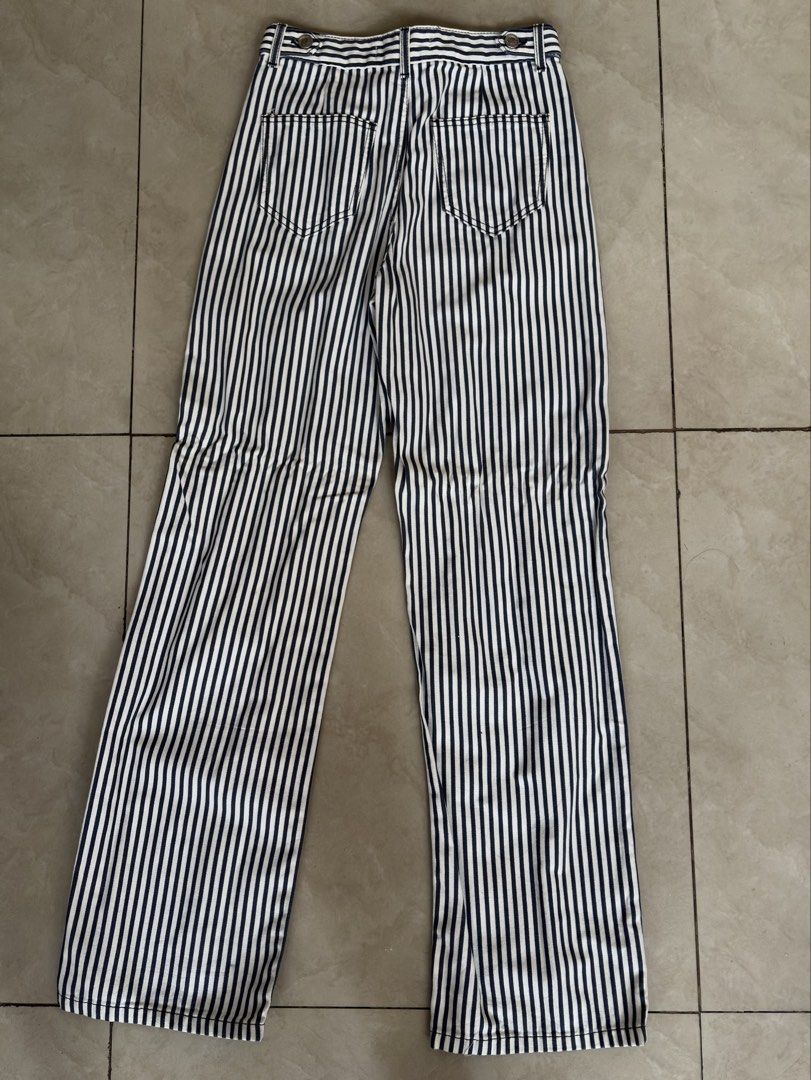 Zara Blue and White Striped Pants (Category: Jeans) located in Manila. Submitted by chrsinyourarea (Listing ID 1468798957, Image 2). Description: Brand: Zara Style: Blue and white vertical striped trousers with a straight cut leg fit Size: EUR 32, USA 0, MEX 22 Material: Denim Fabric Features: Button and zip closure, functional front and back pockets Condition: Used once. Kept in storage Please feel free to message for more photos :) .