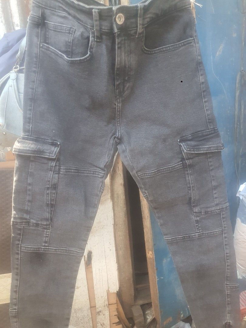 Zara Cargo Denim Jeans (Category: Jeans) located in Butuan. Submitted by alovier1992 (Listing ID 1468747199, Image 1). Description: .