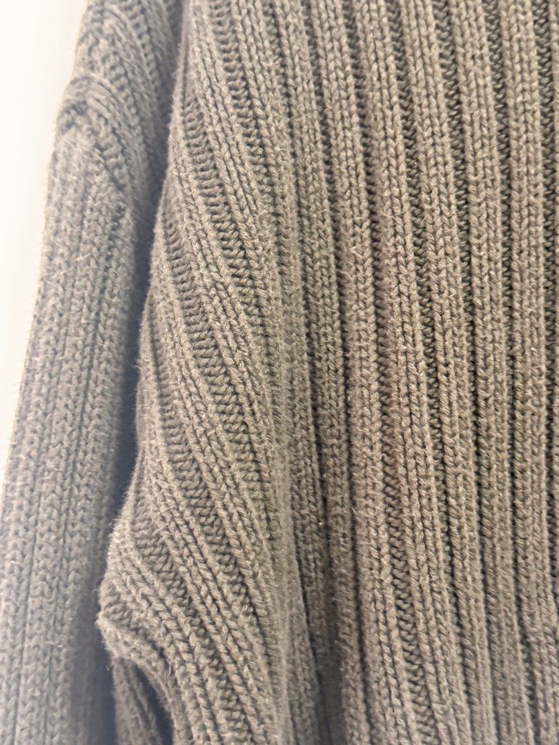 Zara Cropped Longsleeves (Category: Longsleeves) located in Mandaluyong City. Submitted by ceeceedeclutterera (Listing ID 1468929942, Image 2). Description: Zara Top • Thick and very high quality fabric • Good for office and cold places • Very stylish RFS: • not my style anymore.