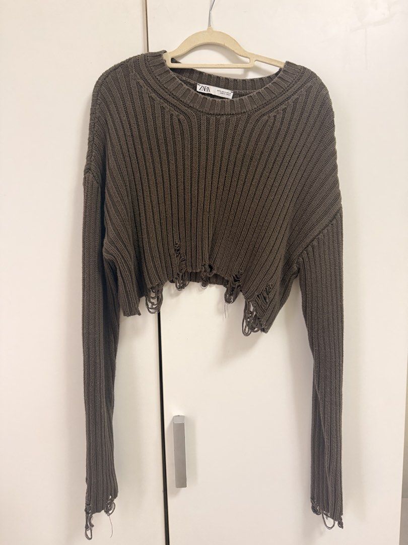 Zara Cropped Longsleeves (Category: Longsleeves) located in Mandaluyong City. Submitted by ceeceedeclutterera (Listing ID 1468929942, Image 1). Description: Zara Top • Thick and very high quality fabric • Good for office and cold places • Very stylish RFS: • not my style anymore.