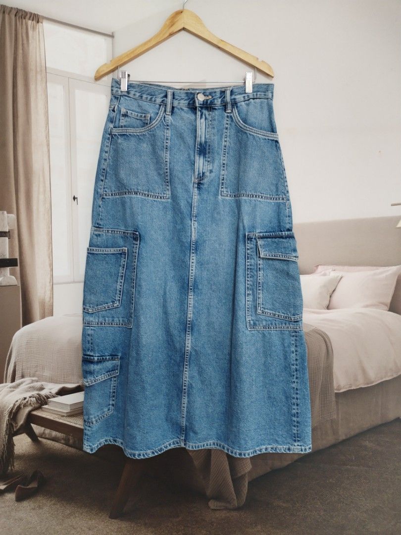 Zara denim cargo skirt (Category: Skirts) located in Lucena. Submitted by styleddsc (Listing ID 1468724629, Image 2). Description: Medium to large.