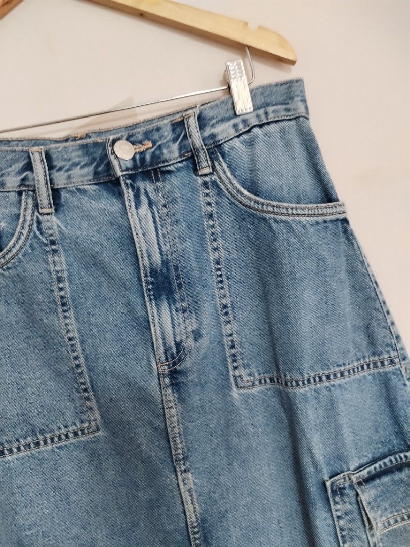 Zara denim cargo skirt (Category: Skirts) located in Lucena. Submitted by styleddsc (Listing ID 1468724629, Image 3). Description: Medium to large.