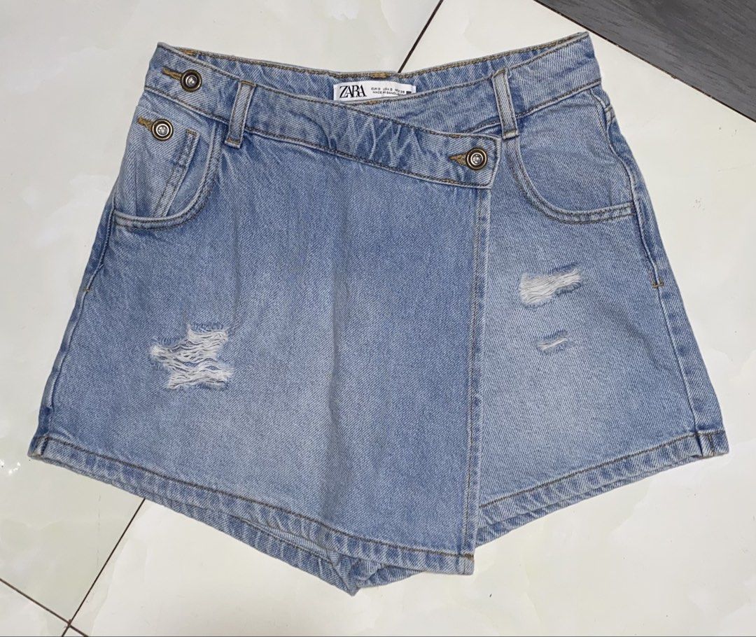 Zara Denim Skort (Category: Shorts) located in Toledo. Submitted by marianallidapse1994 (Listing ID 1468757227, Image 1). Description: as new size 26 27 zara skort denim hIghwaist.