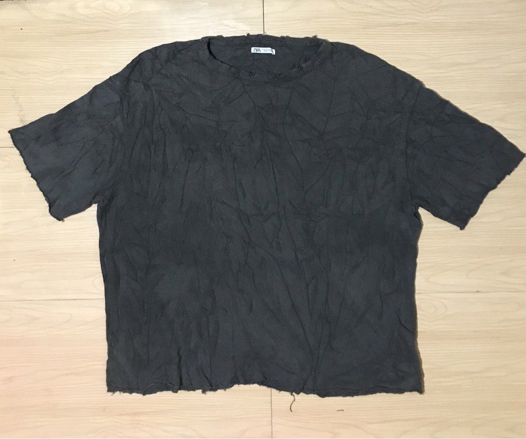 Zara distressed / raw edge boxy tee (Category: Tshirts & Polo Shirts ) located in Manila. Submitted by timelesswearoutfit (Listing ID 1468800326, Image 2). Description: Size xl Fit large to xl No issue No flwas.