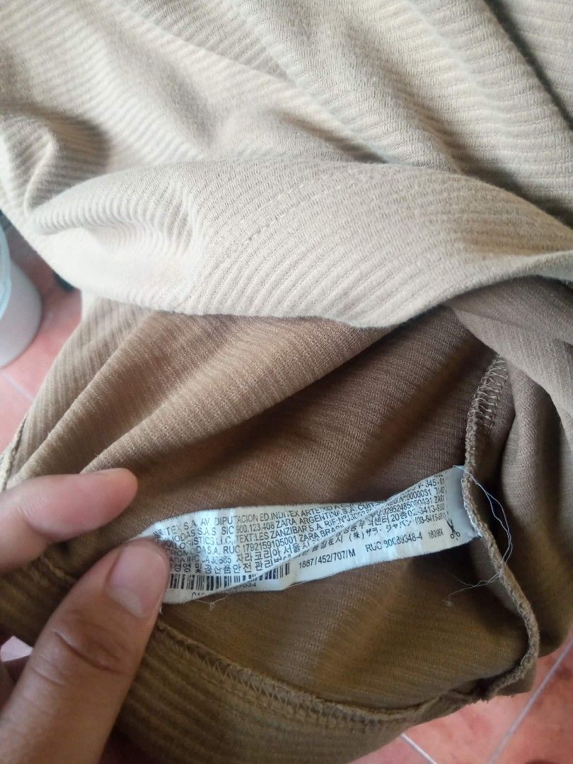ZARA MAN Ribbed Textured Shirt Camel (Category: Shirts) located in Pasig City. Submitted by rjkfindsofficial (Listing ID 1468770565, Image 3). Description: ITEM DETAILS & SPECS: • Brand: ZARA • Color: Brown • Fabric: Ribbed / Textured Knit Cotton Blend • Tag Size: Medium (EUR M / USA M / MEX 40) • Made in: Bangladesh • Condition: Preloved • Legitimacy: 100% Authentic Zara (Complete inner Inditex wash tags & neck labels) MEASUREMENTS (Laid Flat): 