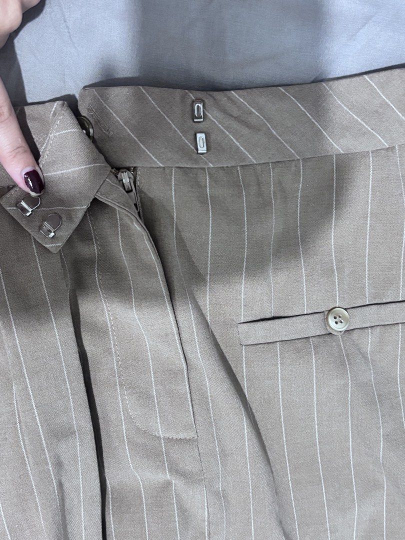 Zara mini skirt color brown stripe (Category: Skirts) located in Manila. Submitted by vintage_wonder8 (Listing ID 1468871121, Image 3). Description: Size: S Worn from the hips Only worn a few times No visible signs of wear.