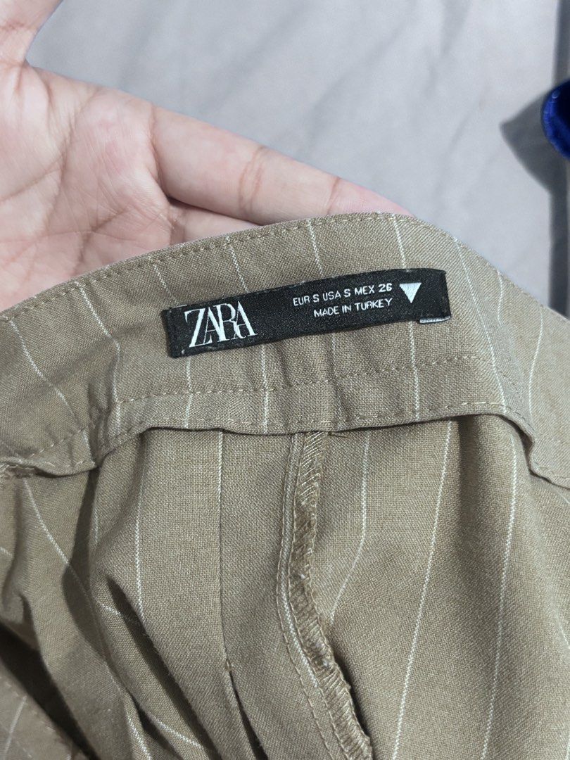 Zara mini skirt color brown stripe (Category: Skirts) located in Manila. Submitted by vintage_wonder8 (Listing ID 1468871121, Image 2). Description: Size: S Worn from the hips Only worn a few times No visible signs of wear.