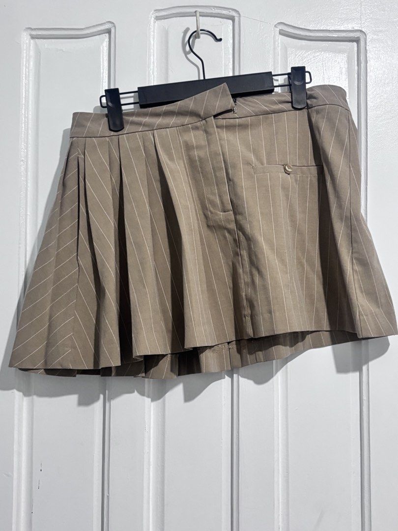 Zara mini skirt color brown stripe (Category: Skirts) located in Manila. Submitted by vintage_wonder8 (Listing ID 1468871121, Image 1). Description: Size: S Worn from the hips Only worn a few times No visible signs of wear.