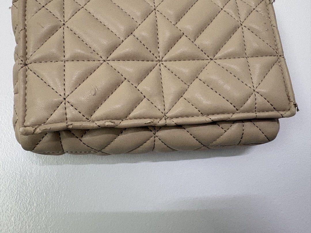 Zara Shoulder Bag (w/ Flaws) (Category: Shoulder Bags) located in Pasay City. Submitted by weartheclothes.mnl_shop (Listing ID 1468741437, Image 2). Description: Zara Bag Used few times Has FLAWS, pls see pics.
