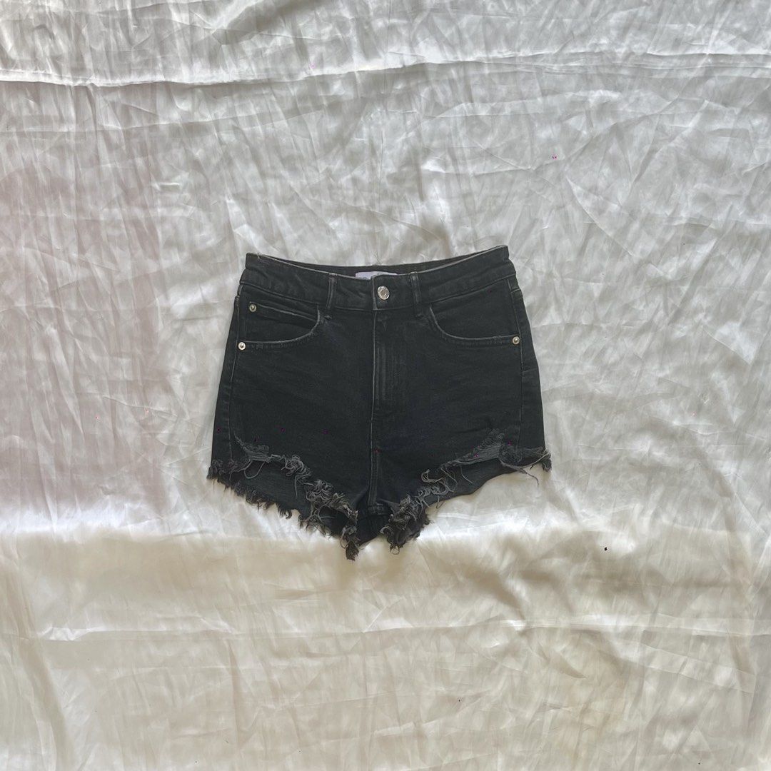 Zara Tattered Shorts (Category: Shorts) located in Manila. Submitted by oc.wardrobe (Listing ID 1468726727, Image 2). Description: size 24 to 25 — 3 for 600.