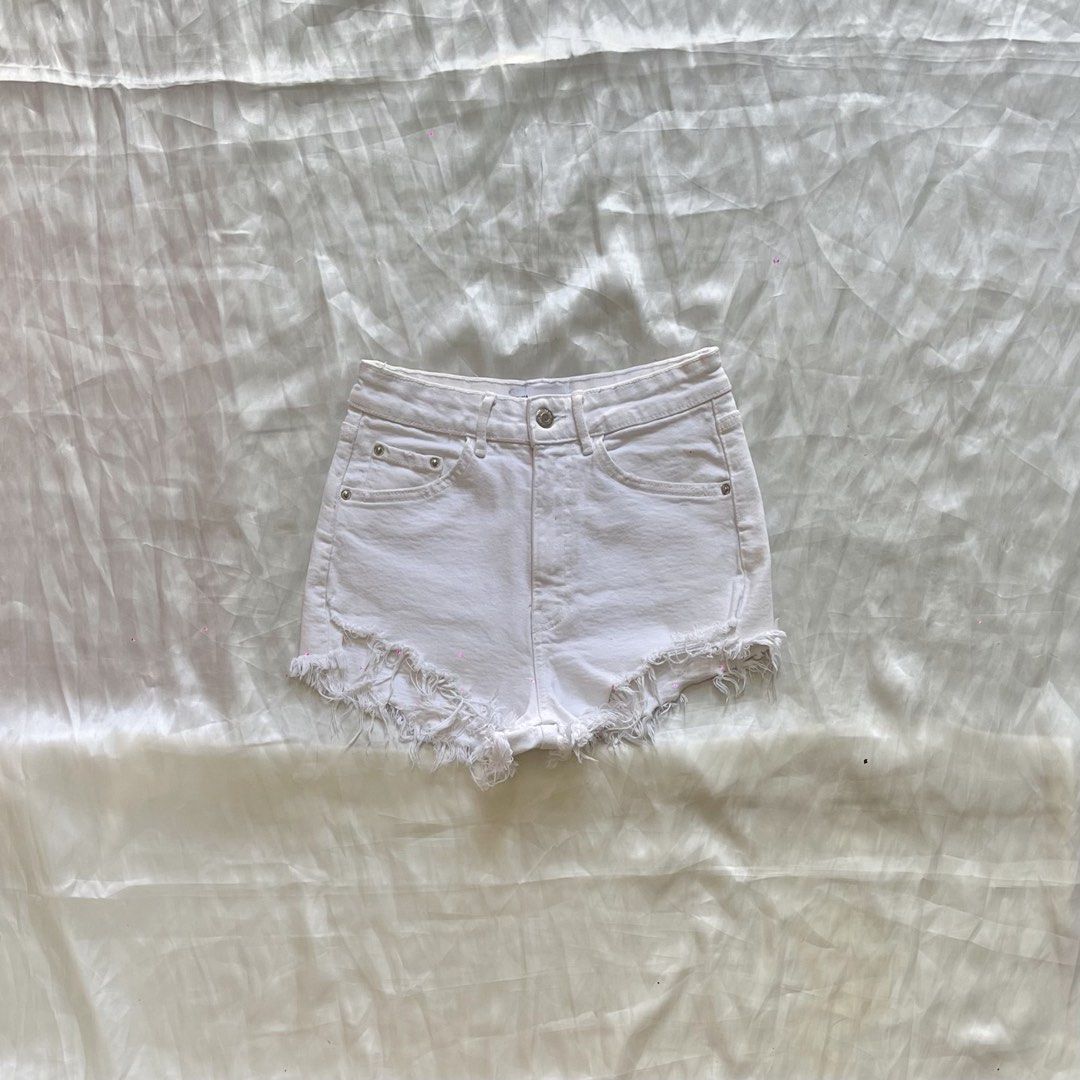Zara Tattered Shorts (Category: Shorts) located in Manila. Submitted by oc.wardrobe (Listing ID 1468726727, Image 3). Description: size 24 to 25 — 3 for 600.