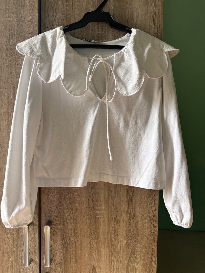 Zara Top (Category: Blouses) located in Manila. Submitted by love.lyxph (Listing ID 1468740644, Image 3). Description: Zara white poplin blouse with an oversized scalloped Peter Pan collar and front tie detail.