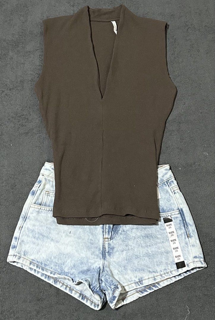 Zara Vneck Top (Category: Sleeveless) located in Cabanatuan. Submitted by fitsby.el (Listing ID 1468840887, Image 1). Description: s-l brand new over🏃🏻.