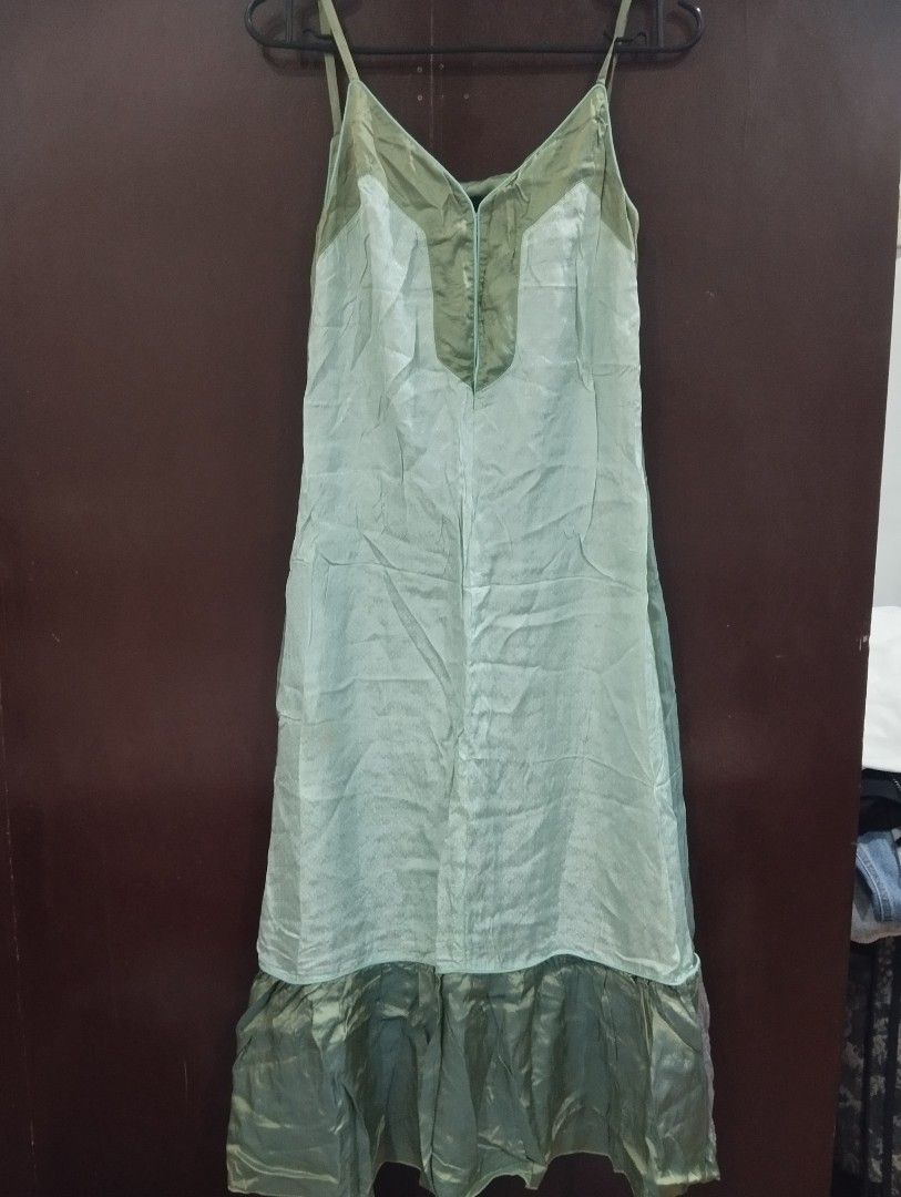 ZN0 Green Spaghetti Strap Slip Dress (Category: Dresses) located in Dagupan City. Submitted by nahamul_1508 (Listing ID 1468902652, Image 1). Description: Preloved night dress.