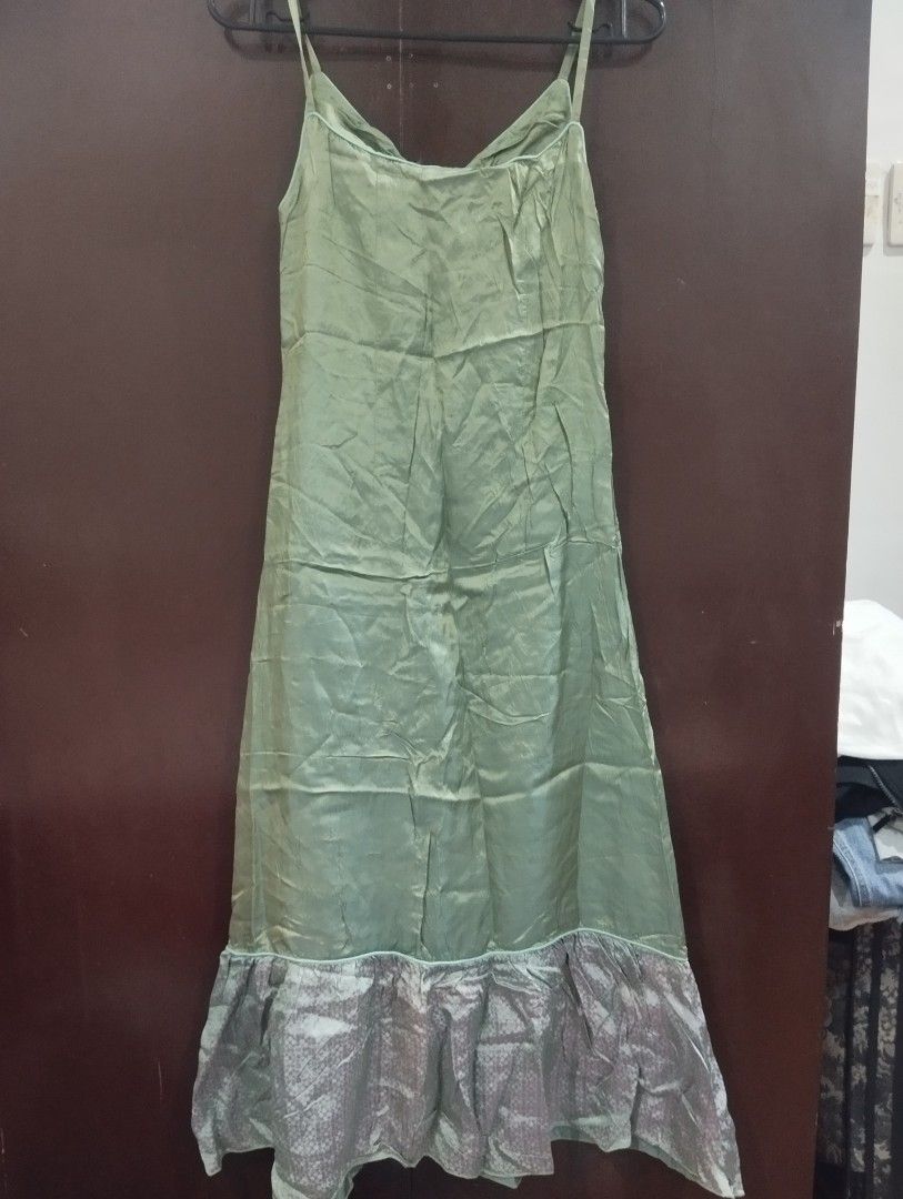 ZN0 Green Spaghetti Strap Slip Dress (Category: Dresses) located in Dagupan City. Submitted by nahamul_1508 (Listing ID 1468902652, Image 2). Description: Preloved night dress.