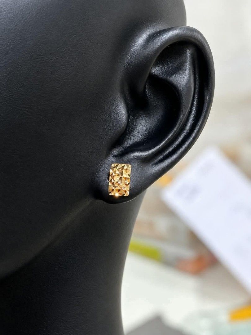 18K Saudi Gold Square Diacut Earrings (Category: Earrings) located in Caloocan City. Submitted by cheskhaionlinestore2.0 (Listing ID 1468946974, Image 1). Description: 18K Pure Saudi Gold Square Diacut Earrings ₱3200 only 📌 🍒 Pawnable/ Nasasangla💯 🍒 Brandnew 💯 🍒 Ship via JNT/ LBC 🍒 Lalamove for same day delivery 🍒 We accept COD COP with downpayment to avoid cancellation of orders ⚡ How to Order? Please feel free to message us directly 🙏�