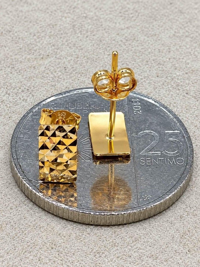 18K Saudi Gold Square Diacut Earrings (Category: Earrings) located in Caloocan City. Submitted by cheskhaionlinestore2.0 (Listing ID 1468946974, Image 3). Description: 18K Pure Saudi Gold Square Diacut Earrings ₱3200 only 📌 🍒 Pawnable/ Nasasangla💯 🍒 Brandnew 💯 🍒 Ship via JNT/ LBC 🍒 Lalamove for same day delivery 🍒 We accept COD COP with downpayment to avoid cancellation of orders ⚡ How to Order? Please feel free to message us directly 🙏�