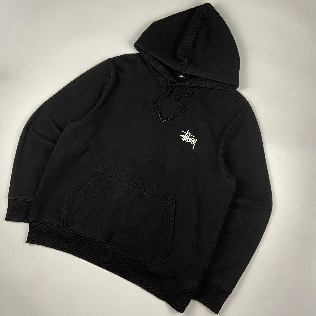(1) Stüssy Basic Logo Hoodie - Medium (Category: Activewear) located in Antipolo. Submitted by lootersclubph (Listing ID 1469066014, Image 3). Description: (1) Stüssy Basic Logo Hoodie Medium 27 Length / 24 Width Issue / s : Unnoticeable crackprints ( See Last Pic. ) Washed and Steamed 100% Authentic ₱ 2,499 negotiable.