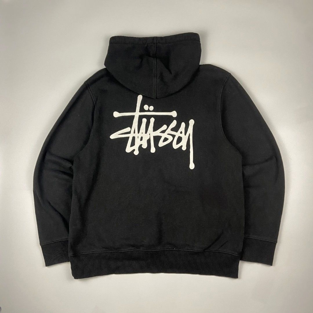 (1) Stüssy Basic Logo Hoodie - Medium (Category: Activewear) located in Antipolo. Submitted by lootersclubph (Listing ID 1469066014, Image 2). Description: (1) Stüssy Basic Logo Hoodie Medium 27 Length / 24 Width Issue / s : Unnoticeable crackprints ( See Last Pic. ) Washed and Steamed 100% Authentic ₱ 2,499 negotiable.