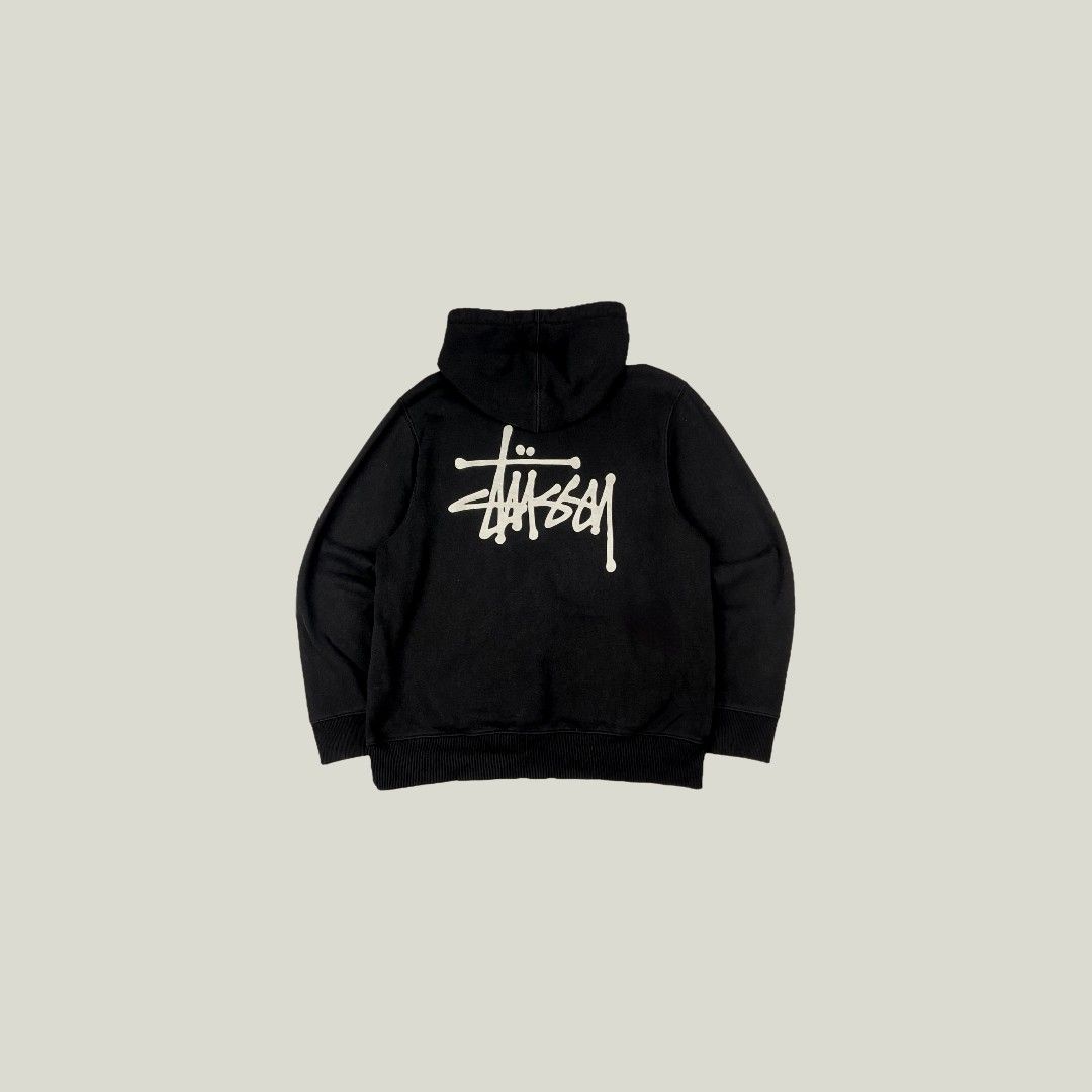 (1) Stüssy Basic Logo Hoodie - Medium (Category: Activewear) located in Antipolo. Submitted by lootersclubph (Listing ID 1469066014, Image 1). Description: (1) Stüssy Basic Logo Hoodie Medium 27 Length / 24 Width Issue / s : Unnoticeable crackprints ( See Last Pic. ) Washed and Steamed 100% Authentic ₱ 2,499 negotiable.