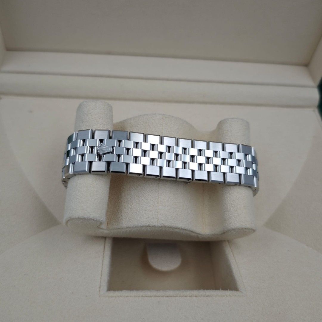 2026 LAND DWELLER (Category: Luxury Watches) located in Taguig. Submitted by atlwatchesph (Listing ID 1469156760, Image 2). Description: ⌚️ 2026 LAND DWELLER ⌚️ MODEL 127234 ⌚️ YEAR 2026 BRAND NEW/ COMPLETE SET 🏷 PHP 1,207,000.00 negotiable ⌚️Watch posted is available & in stock 🤝📲 Posted price Slightly negotiable. For serious inquiries- please message me directly for best deal possible 💯All timepieces posted & sold are all authentic, genuine