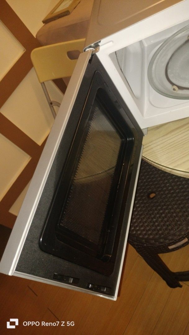 20L Mabe Microwave Oven (Category: Ovens & Toasters) located in Cainta. Submitted by randypizon (Listing ID 1469093001, Image 3). Description: mabe 20L microwave 7 weeks use from company event and it was kept and never used after the event. no issue working in good condition looks like new no rust and dents very clean RFS: company pull-out - Brand: Mabe Countertop Microwave - Color: Sleek silver body with a black door - Controls: User-friendly du