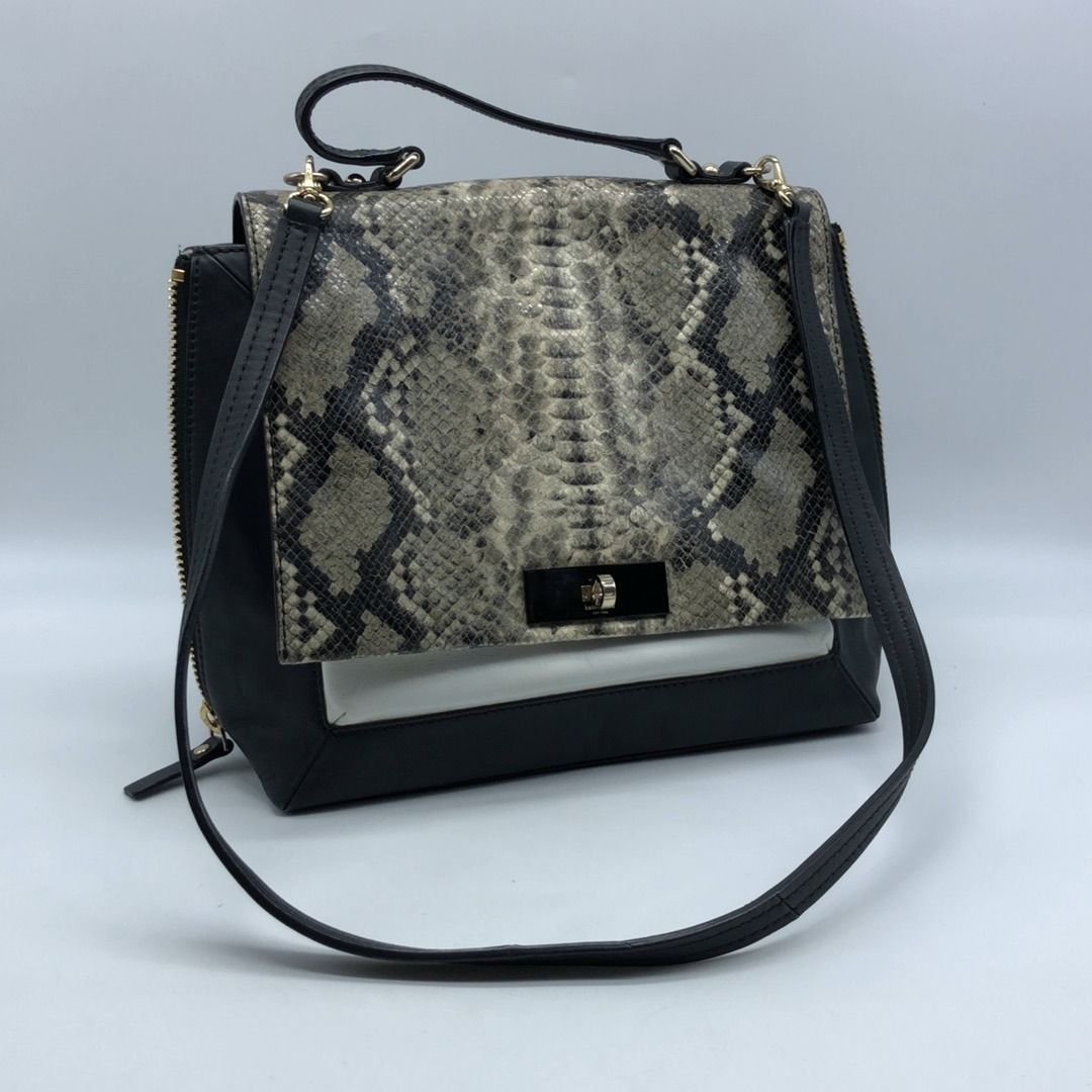 267010268 KATE SPADE BAG LEATHER 2 WAY (Category: Luxury Bags & Wallets) located in Taguig. Submitted by ecoring.ph (Listing ID 1468952411, Image 1). Description: ◆CONDITION: B ◆DESCRIPTIONS: (Other defects/info:) OUTER: The body of the bag is scratched, scuffed, stained, dirty, wrinkled, and deformed, has press marks, and shows signs of use. The bottom and bottom corners of the bag are scratched, scuffed, stained, dirty, and wrinkled, have press