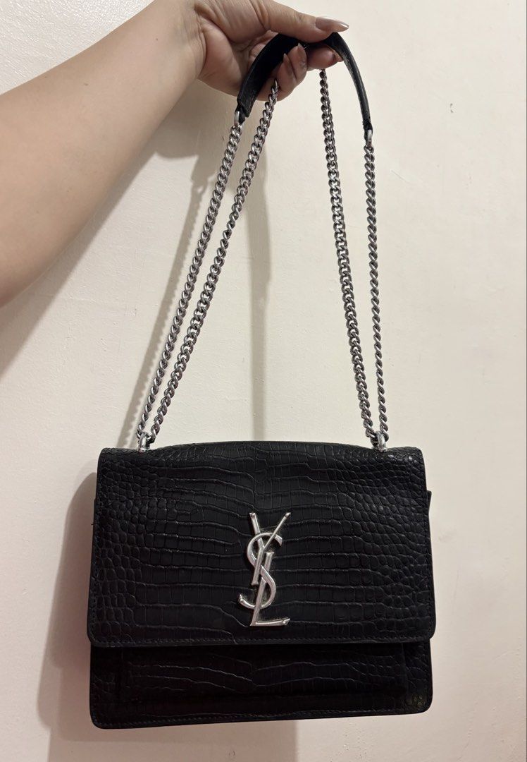 2way shoulder/sling bag (Category: Cross-body Bags) located in Angeles City. Submitted by ysa_main (Listing ID 1469144119, Image 1). Description: Pre owned bag from korea Ukay source not brand new Super ganda neto may konti lang rubs sa corner kaya mura nalang pero magnda parin kc black prin ung may rubs.