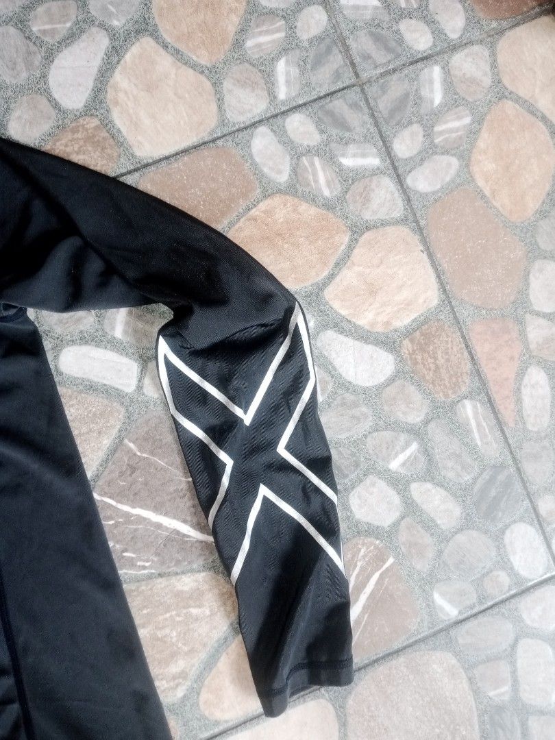 2XU Ignition Compression Long Sleeve Top Black (Category: Activewear) located in Dasmarinas. Submitted by francoprancisco (Listing ID 1469009853, Image 3). Description: - Brand: 2XU Ignition Conpression l/s shirt. - Color: Black with signature silver branding - Design: Long sleeves with mock neck - Comfort: Flatlock seams to prevent chafing - Performance: Moisture-wicking fabric keeps you dry - Ideal for: Running, gym sessions, and outdoor sports