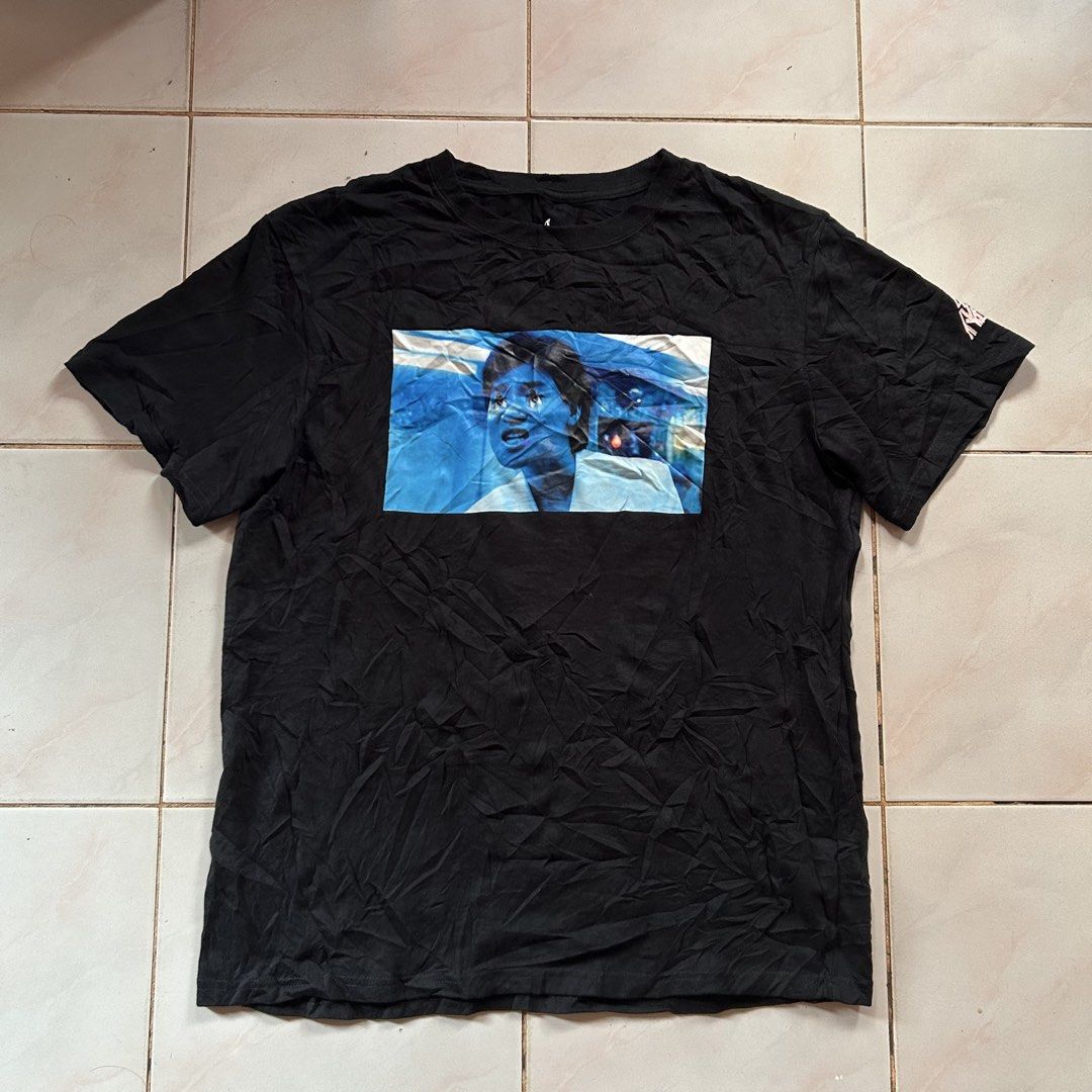 4PK Black Graphic Tee 🔥 (Category: Tshirts & Polo Shirts ) located in Jinoba-an. Submitted by eegiboy (Listing ID 1468999200, Image 1). Description: - Brand: 4PK - Item: Short Sleeve T-Shirt - Color: Black - Size: L (fits true to size) Dimes: 22/28 - Material: 100% Cotton - Design: Blue photographic graphic on front, small pink logo on left sleeve, and 4 vertical fly graphics near the right shoulder on the back - Condition: Pre-owned with washed