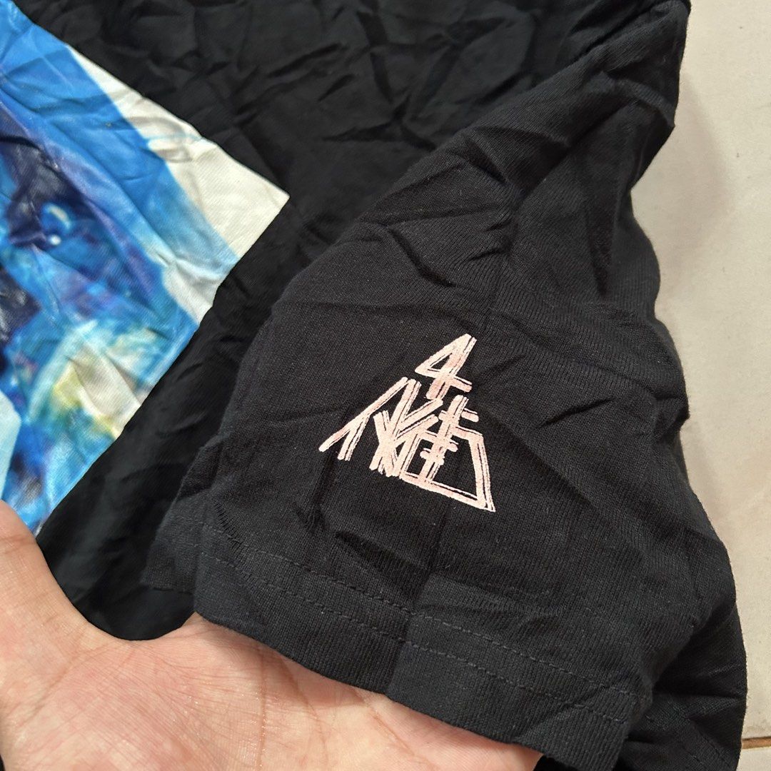 4PK Black Graphic Tee 🔥 (Category: Tshirts & Polo Shirts ) located in Jinoba-an. Submitted by eegiboy (Listing ID 1468999200, Image 3). Description: - Brand: 4PK - Item: Short Sleeve T-Shirt - Color: Black - Size: L (fits true to size) Dimes: 22/28 - Material: 100% Cotton - Design: Blue photographic graphic on front, small pink logo on left sleeve, and 4 vertical fly graphics near the right shoulder on the back - Condition: Pre-owned with washed