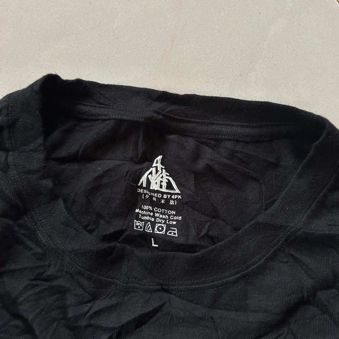 4PK Black Graphic Tee 🔥 (Category: Tshirts & Polo Shirts ) located in Jinoba-an. Submitted by eegiboy (Listing ID 1468999200, Image 2). Description: - Brand: 4PK - Item: Short Sleeve T-Shirt - Color: Black - Size: L (fits true to size) Dimes: 22/28 - Material: 100% Cotton - Design: Blue photographic graphic on front, small pink logo on left sleeve, and 4 vertical fly graphics near the right shoulder on the back - Condition: Pre-owned with washed