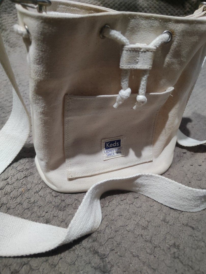🤍✨ KEDS CANVAS SHOULDER BAG | MINIMALIST EVERYDAY ESSENTIAL ✨🤍 (Category: Tote Bags) located in Cagayan de Oro. Submitted by thrift_ko_lang1523 (Listing ID 1469160495, Image 3). Description: Simple, classy, and effortlessly stylish! 🤎 Meet this Keds Cream Canvas Shoulder Bag, perfect for anyone who loves minimalist fashion, casual streetwear, and timeless everyday accessories. 👜 PRODUCT DETAILS • Brand: Keds • Size: 9.5 x 8 inches • Color: Cr