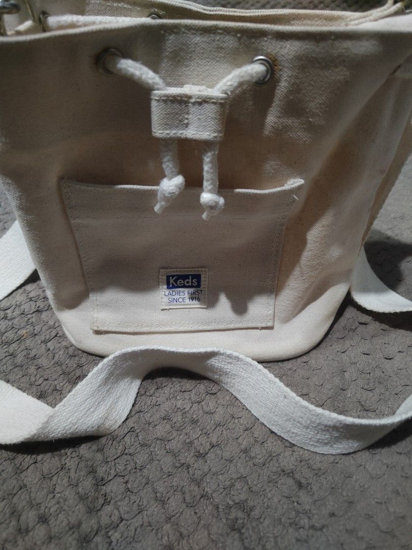 🤍✨ KEDS CANVAS SHOULDER BAG | MINIMALIST EVERYDAY ESSENTIAL ✨🤍 (Category: Tote Bags) located in Cagayan de Oro. Submitted by thrift_ko_lang1523 (Listing ID 1469160495, Image 2). Description: Simple, classy, and effortlessly stylish! 🤎 Meet this Keds Cream Canvas Shoulder Bag, perfect for anyone who loves minimalist fashion, casual streetwear, and timeless everyday accessories. 👜 PRODUCT DETAILS • Brand: Keds • Size: 9.5 x 8 inches • Color: Cr