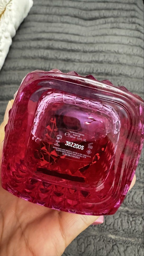 💯 Valentino Born in Roma Extradose (Category: Fragrance & Deodorants) located in Makati City. Submitted by mygreatfinds (Listing ID 1469073228, Image 3). Description: Bought for 11,350 Selling low Just spray few. Good as new 💯 Authentic With Box Scent: A floral-ambery fragrance, an extradose of vanilla with liquor-like and addictive notes for extra-addiction.👌 Savings : almost 5k!.