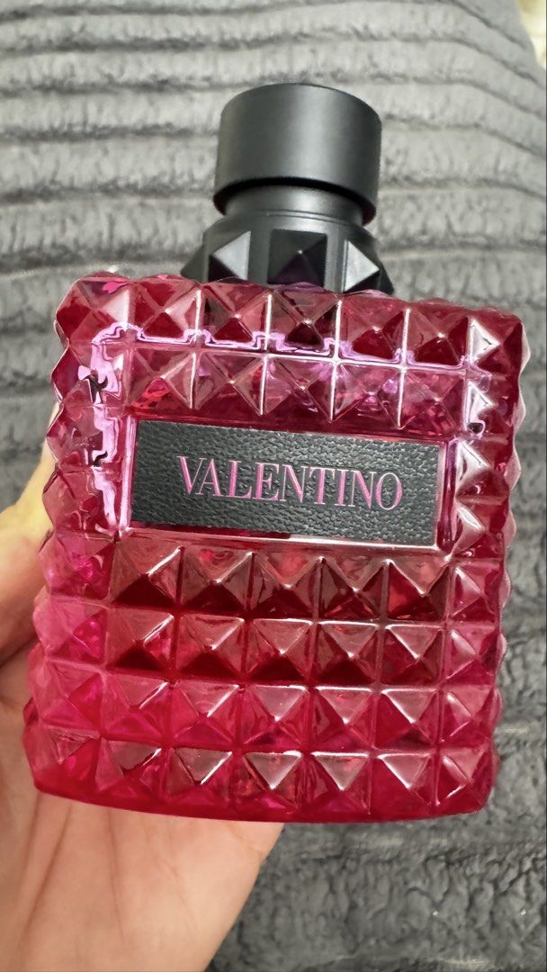 💯 Valentino Born in Roma Extradose (Category: Fragrance & Deodorants) located in Makati City. Submitted by mygreatfinds (Listing ID 1469073228, Image 2). Description: Bought for 11,350 Selling low Just spray few. Good as new 💯 Authentic With Box Scent: A floral-ambery fragrance, an extradose of vanilla with liquor-like and addictive notes for extra-addiction.👌 Savings : almost 5k!.