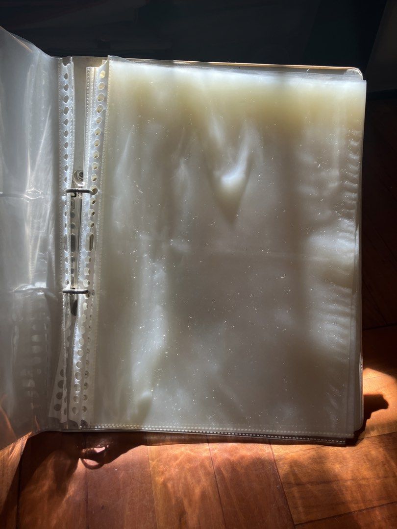 A4 folder （分類：文具）位於 Hong Kong。 由 zahlau 提交（商品編號 1468939490，圖片 2）。簡介： White binder with multiple transparent plastic pocket sleeves inside. Handy for organizing notes, documents, or artwork. Rings hold the sheets securely. Light wear on the cover from storage.。