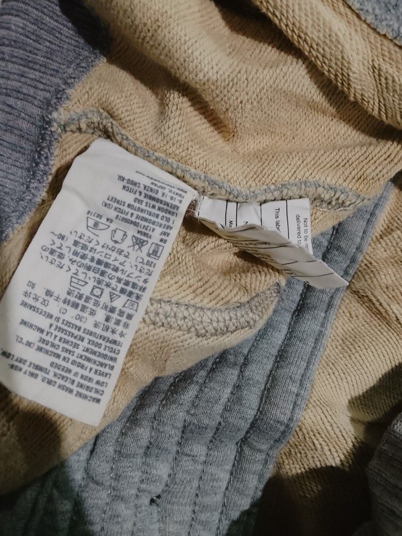 ABERCROMBIE (Category: Coats, Jackets and Outerwear) located in Cavite. Submitted by jftxthrift (Listing ID 1469071448, Image 3). Description: 20.5x26 issue missing buttons, pinhole (check pics).