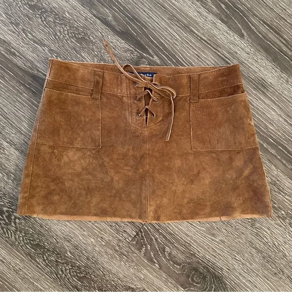 Abercrombie suede skirt (Category: Skirts) located in Lucena. Submitted by shoplingmood (Listing ID 1468961280, Image 1). Description: .