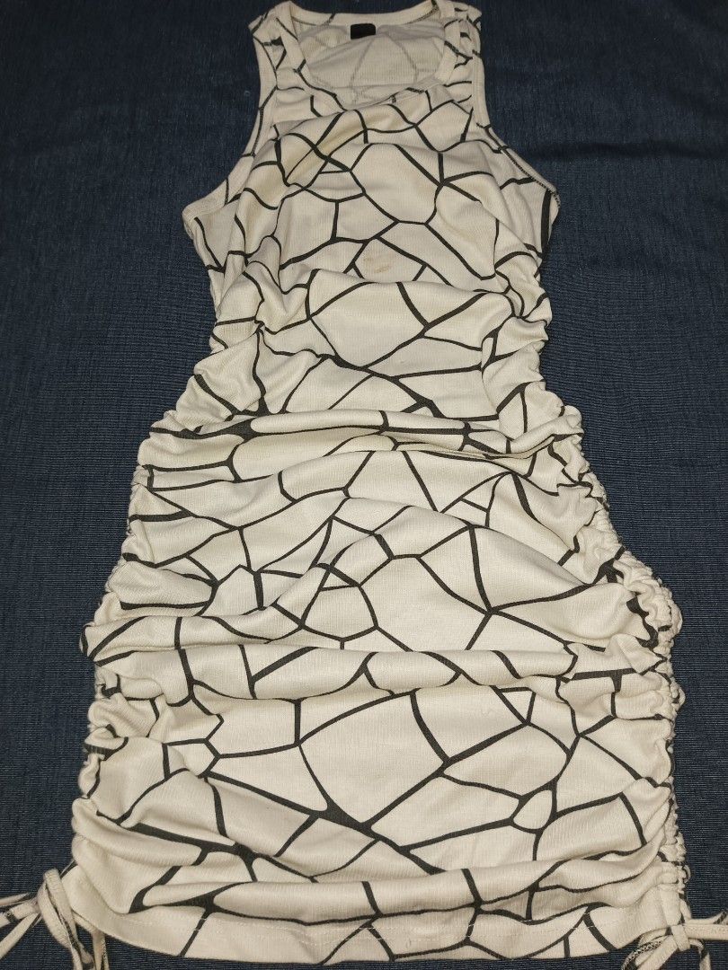 Abstract Bodycon Dress (Category: Dresses) located in Caloocan City. Submitted by justleanne (Listing ID 1468957490, Image 1). Description: SIZE S - ( 11X29) dimes ‎USED BUT NOT ABUSE ‎RFS : NEED FUNDS ISSUE: SMALL STAIN (WASHABLE) ‎.
