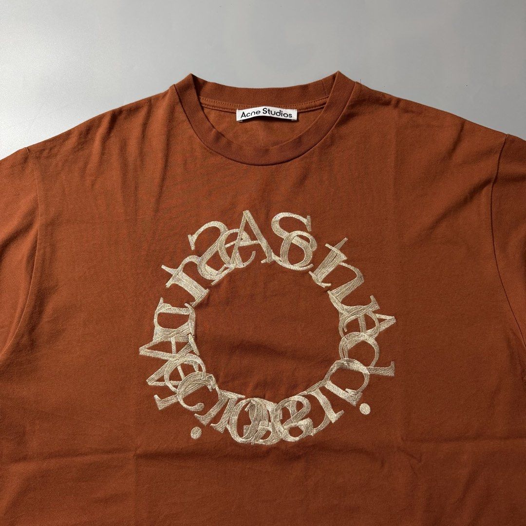 Acne Studios Brown Circular Logo T-Shirt (Category: Shirts) located in Dagupan City. Submitted by dgp.plvg (Listing ID 1468954982, Image 2). Description: ACNE STUDI0S EDLUND CIRCLE EMBROIDERED LOGO TEE (DARK BROWN) Size: Small fits Large boxy Width: 24” Length: 28” Condition: good as new Issues: none. Mine: ₱3,000.